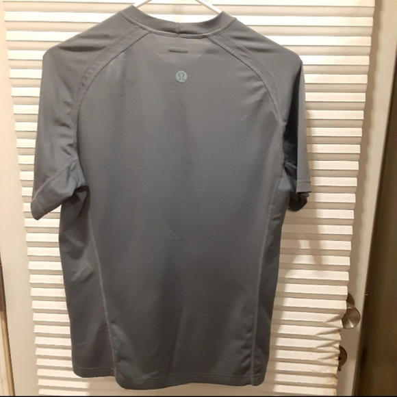 Lululemon athletica  unisex shirt. Size medium . Gray color - Picture 3 of 9